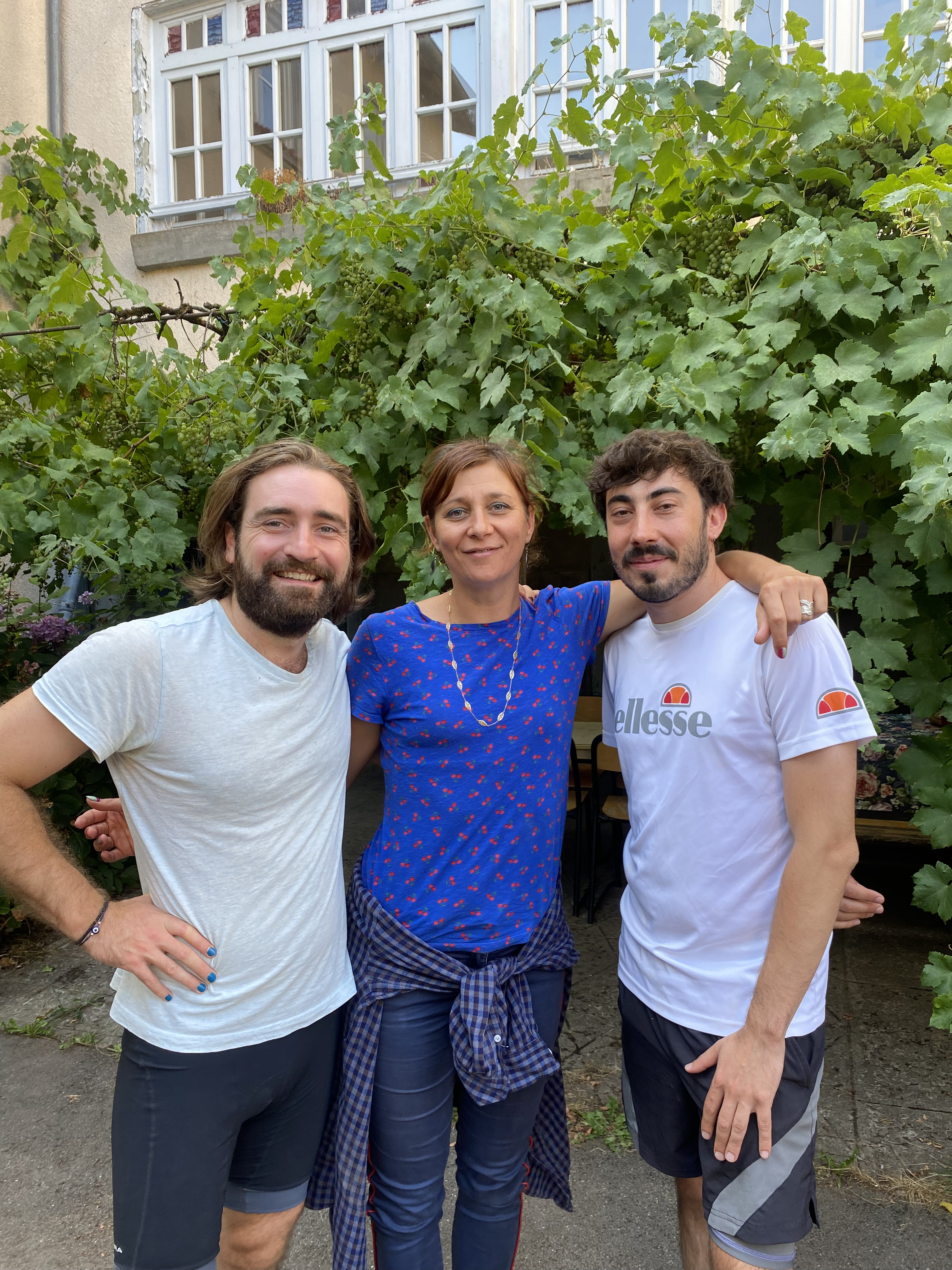 Marie avec Clément et Albéric devant la vigne