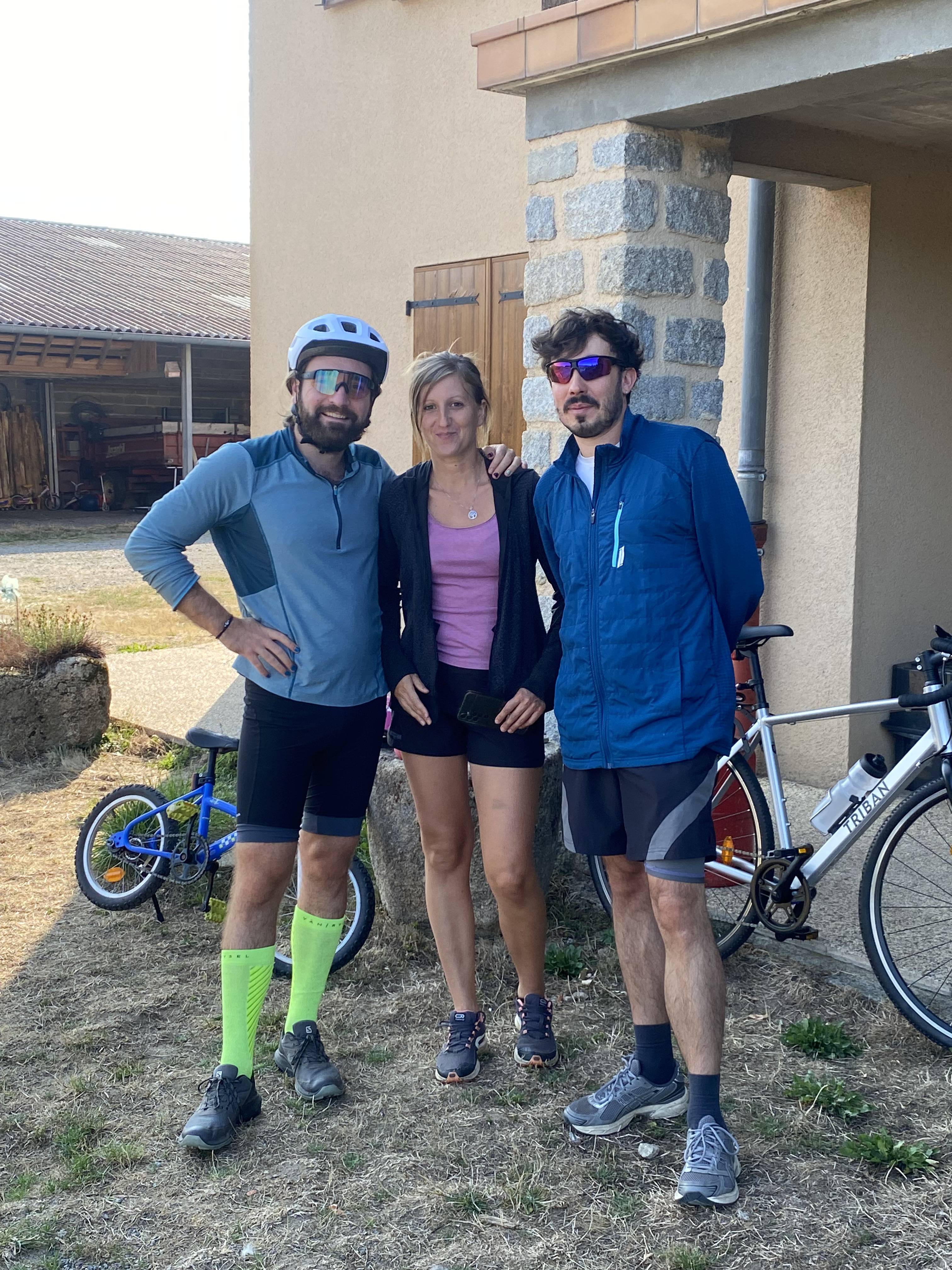 Mathilde avec Clément et Albéric devant la ferme