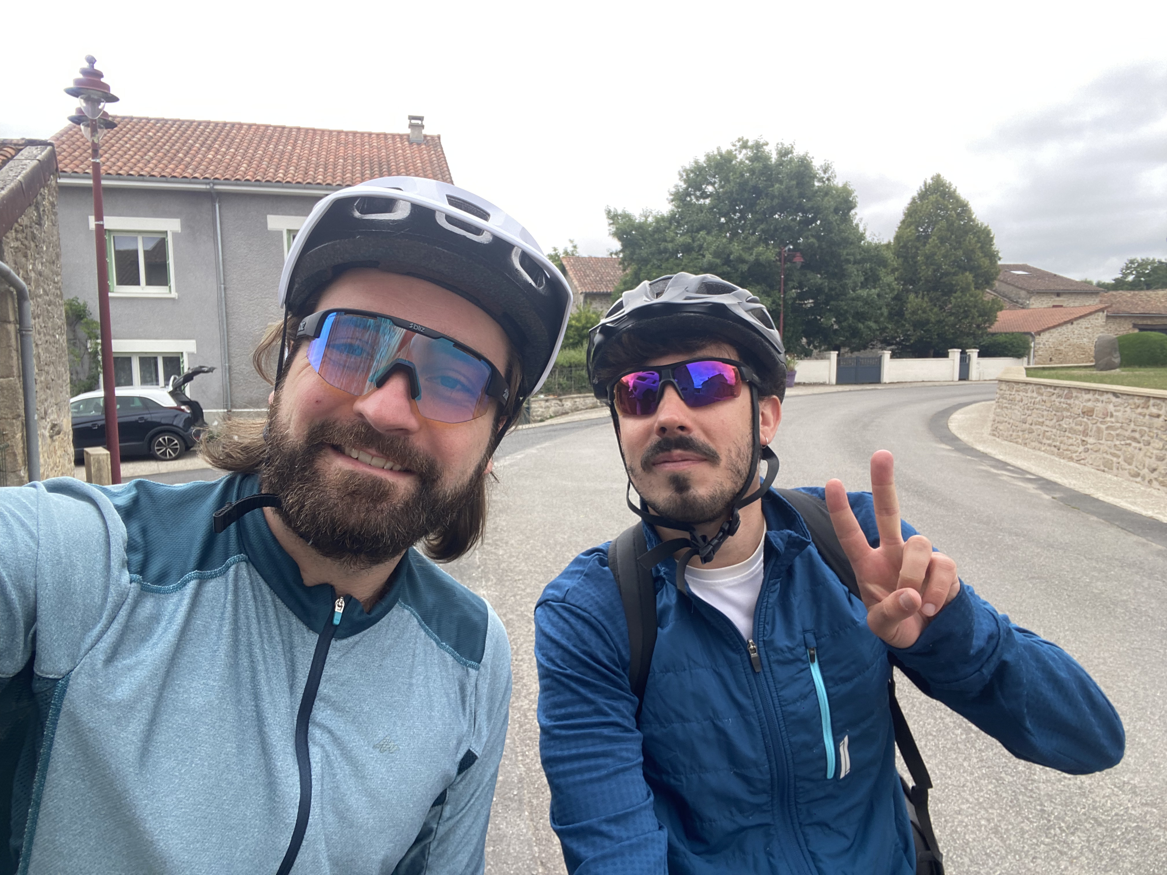 Albéric avec son vélo sur une route du Limousin